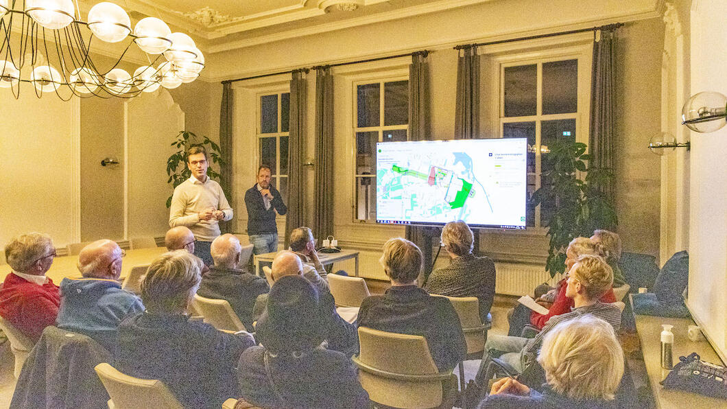 Hattemse leden van PvdA en GroenLinks bij een discussieavond over 't Veen samen met wethouder Koen Castelein.