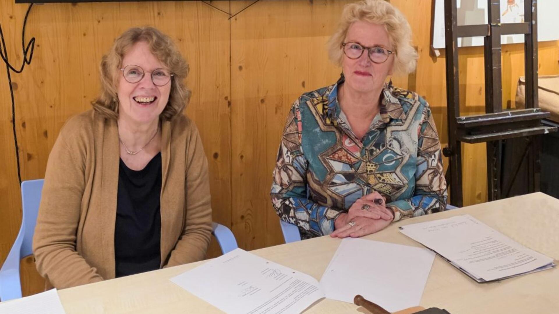 Hilly Schäfer (GroenLinks) en Gerda Mulder (PvdA) ondertekenen de samenwerkingsovereenkomst voor de komende jaren